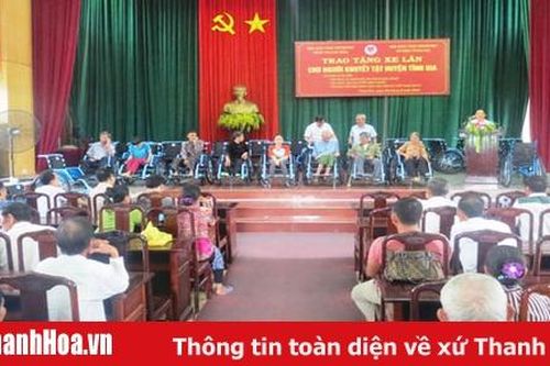 Huyện Tĩnh Gia: Trao tặng 30 xe lăn cho người khuyết tật