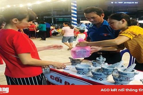 Tham quan gian hàng sáng tạo khởi nghiệp