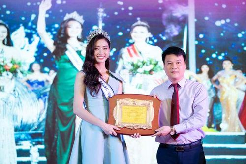 Được vinh danh tại quê nhà: Lương Thùy Linh khéo diện váy 'tone sur tone' vương miện 3 tỷ