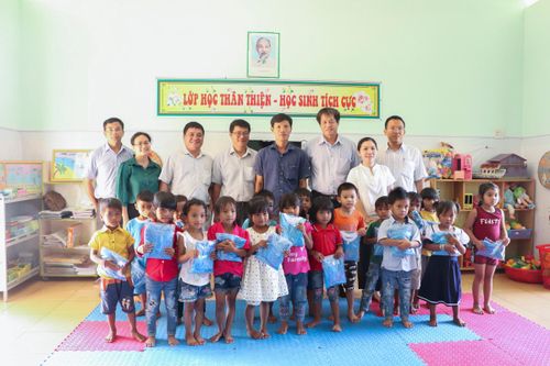 Tặng 465 bộ quần áo cho học sinh xã Ba Cụm Nam