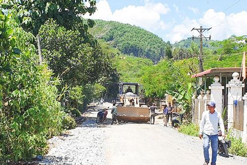 Kiểm tra tiến độ các công trình sửa chữa đường tại Khánh Sơn