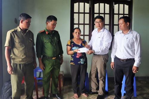 Trao 50 triệu đồng của Bộ Công an cho gia đình công an viên Phạm Minh Tú