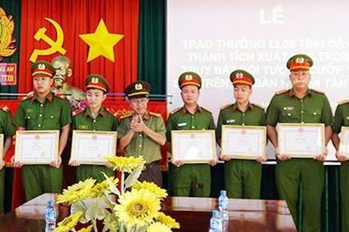 Công an tỉnh Long An: Khen thưởng cá nhân có thành tích trong công tác chống buôn lậu