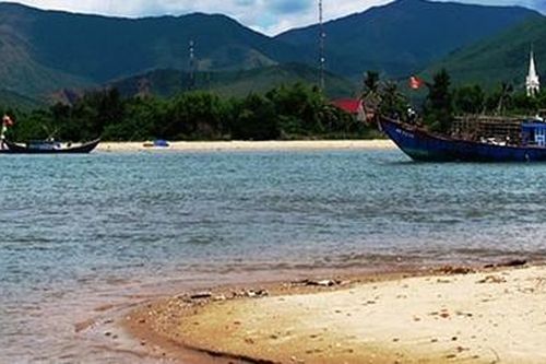 Nhiều ngư dân khốn đốn vì cửa biển bị bồi lấp