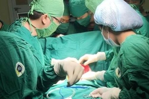 Cứu nam thanh niên bị lưỡi cưa văng trúng bụng, ruột trào ra ngoài
