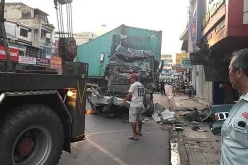Xe container lao vào nhà dân ở Sài Gòn, giao thông ùn tắc