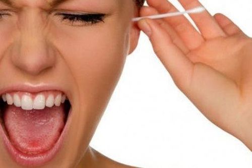 Dùng bông ngoáy tai kiểu này là sai lầm hàng triệu người đang mắc
