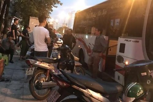 Xe trái tuyến 'tháo khoán' quanh bến xe Giáp Bát và Nước Ngầm