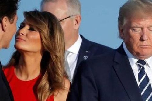 Hành động 'đáp trả' của vợ Tổng thống Trump khi ông có cử chỉ thân mật cùng Đệ nhất phu nhân Pháp