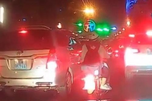 2 nữ sinh đi xe máy vào làn ô tô, được nhắc nhở nhưng bất ngờ phản hồi lại bằng ngôn từ khiếm nhã