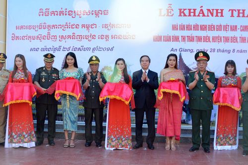 Sơ kết mô hình kết nghĩa giữa cụm dân cư biên giới Việt Nam - Campuchia