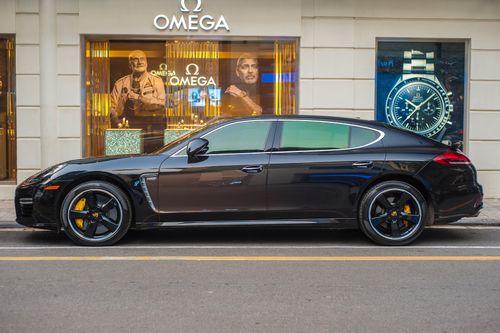 Chiêm ngưỡng Porsche Panamera Turbo S Exclusive hàng hiếm ở Hà Nội