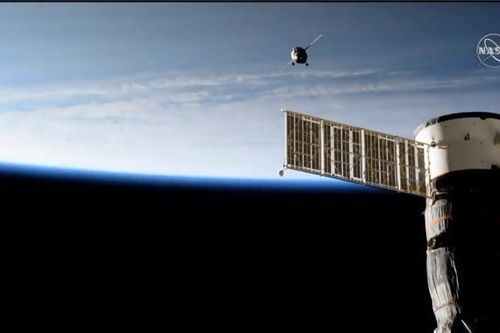 Phi hành gia robot đầu tiên vừa lái tàu không gian đến trạm ISS