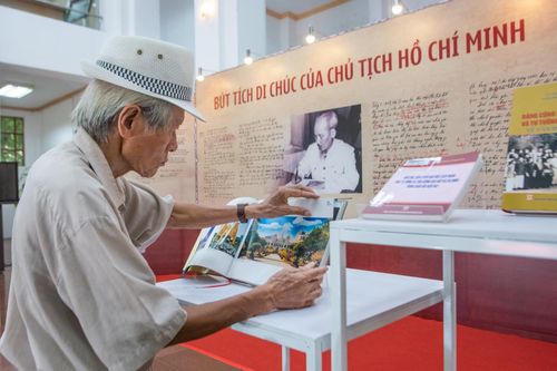 Cận cảnh Bút tích, Di chúc của Chủ tịch Hồ Chí Minh