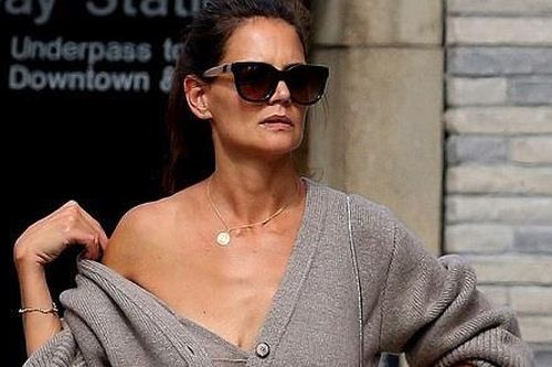 Katie Holmes mặc áo trễ vai, lộ nội y