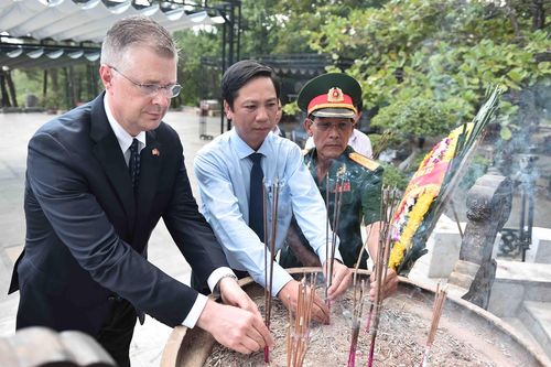 Đại sứ Mỹ đến thăm nghĩa trang Trường Sơn và cầu Hiền Lương