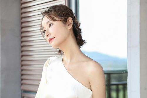 Lâm Tâm Như khoe dáng giữa tin đang mang bầu