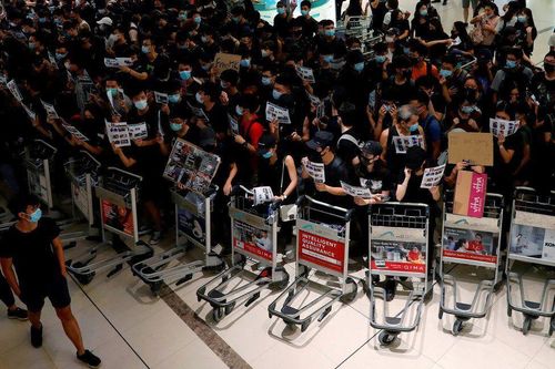 Hãng bay gặp khó về dòng tiền vì biểu tình Hong Kong