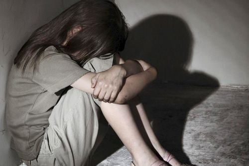 Gã thợ mộc làm thuê hiếp dâm con gái ông chủ xưởng