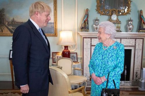 Nữ hoàng Elizabeth chấp thuận đề xuất của chính phủ hoãn phiên họp Quốc hội