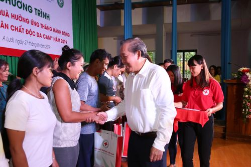 Phó Thủ tướng Thường trực tặng quà cho nạn nhân chất độc da cam huyện A Lưới