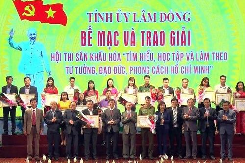 Tặng thưởng các nhân vật tiêu biểu Hội thi sân khấu học tập tấm gương Bác Hồ
