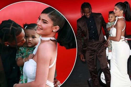 Tiểu thư tỉ phú nhà Kardashian dáng đẹp gợi tình bên bạn trai
