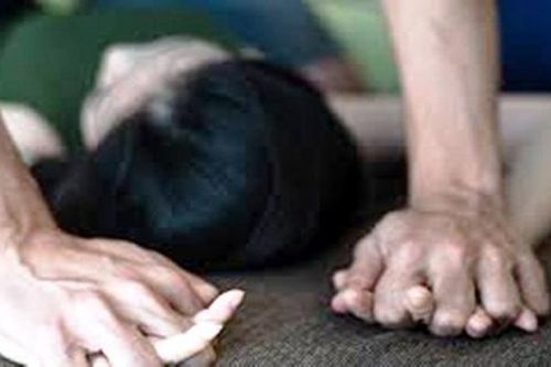 Đi làm thuê, gã thợ mộc giở trò đồi bại với con gái chủ nhà