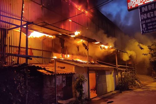 Hà Nội: Tạm thời khống chế đám cháy lớn tại kho của Công ty Rạng Đông