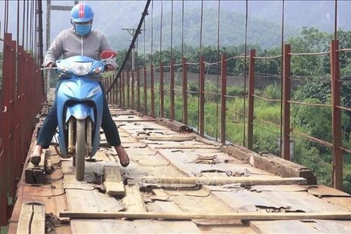 Nguy hiểm cầu treo mục nát tại Kim Bôi, Hòa Bình