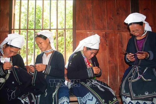 Gìn giữ, phát huy nghề thêu thổ cẩm của người Dao