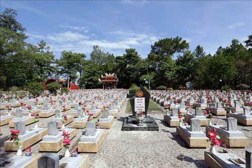 Đại sứ Hoa Kỳ tại Việt Nam viếng Nghĩa trang Liệt sỹ Quốc gia Trường Sơn