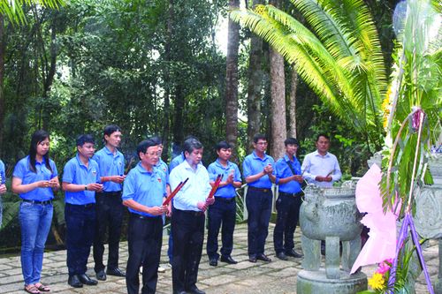 Chi đoàn cơ sở Báo Đồng Tháp về thăm Chiến khu Đ