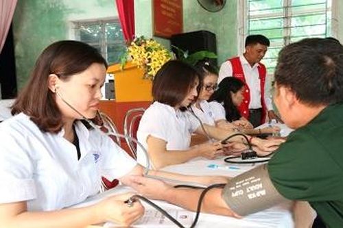 Khám bệnh, cấp thuốc miễn phí tại huyện Hạ Hòa