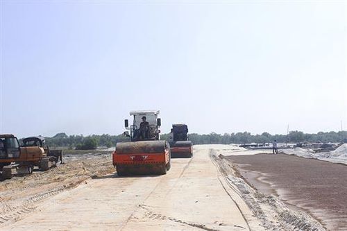 Đẩy nhanh tiến độ thi công đường trung tâm trục dọc Khu kinh tế Đông Nam