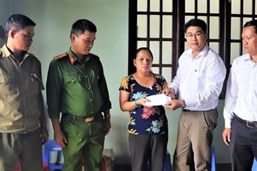 Trao 50 triệu đồng cho gia đình Công an viên hi sinh