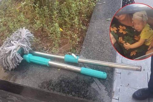 Đang chơi cùng bà, bé trai hơn 1 tuổi bị cây chổi lau nhà từ tầng 17 chung cư rơi vỡ đầu