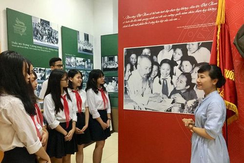 Vượt khó khăn, thi đua dạy tốt, học tốt