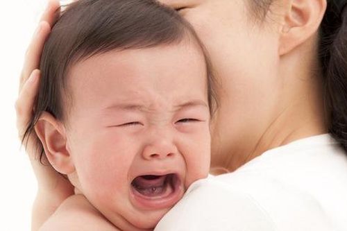 Con bỗng nhiên nổi mẩn sau uống sữa bò, mẹ cần biết những điều này để tránh con bị sốc phản vệ