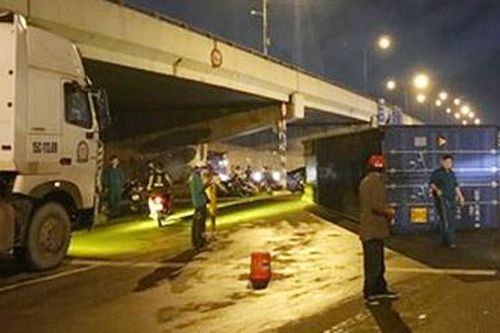 Xe đầu kéo chở hàng không bảo hiểm: 'Sánh đôi với… tử thần!'