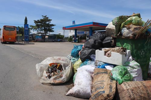 Rác thải chất đống nhiều km dọc quốc lộ 1