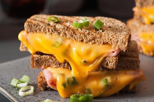 Sandwich nhân phô mai thịt nguội gọn nhẹ cho ngày bận rộn