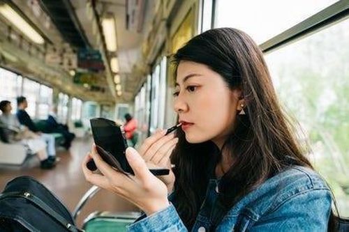 Nữ giới Nhật mua đồ make up cũ vì 'cuộc sống khó khăn vẫn phải đẹp'