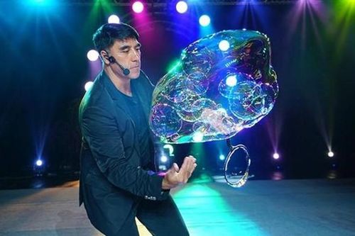 Nghệ sĩ bong bóng Fan Yang mở suất diễn đặc biệt cho khán giả Thủ đô trong dịp mùng 2/9