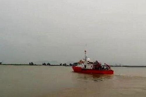 Nghệ An: Vào bờ tránh bão Podul, tàu cá cùng 16 ngư dân gặp nạn.