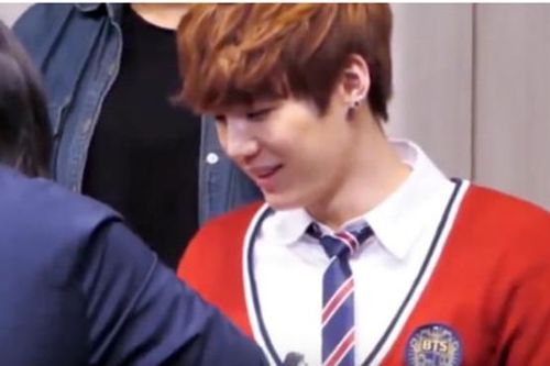 Mang vẻ quyến rũ 'nguy hiểm', Suga BTS từng bị một fan nữ dọa kiện vì khiến cô… đau tim