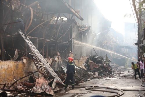 Tan hoang hiện trường sau đám cháy tại Công ty Rạng Đông