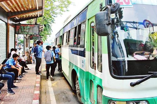 Tìm giải pháp thu hút người dân đi xe buýt
