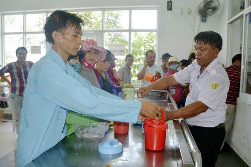 Bếp ăn từ thiện đỏ lửa quanh năm
