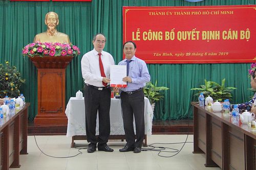 Bí thư Thành ủy TPHCM Nguyễn Thiện Nhân trao quyết định cán bộ tại quận Tân Bình